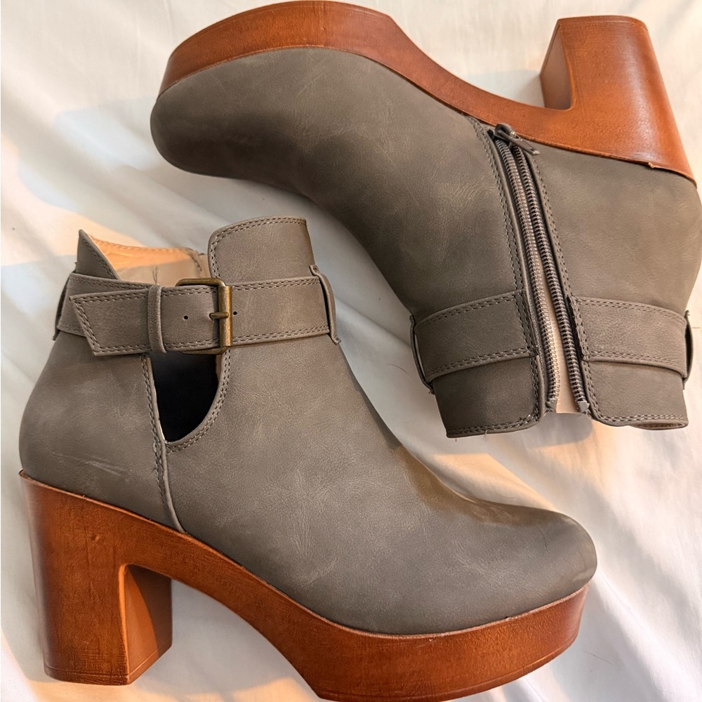 Wonderly Gray Leather Heeled Boots